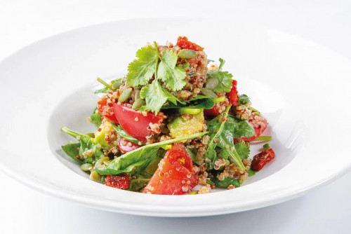 Salad with tomatoes & quinoa