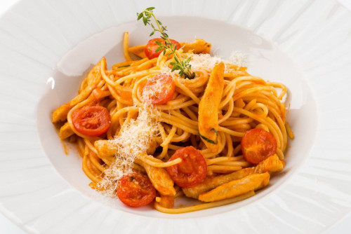 Спагетти в томатном соусе с курицей А