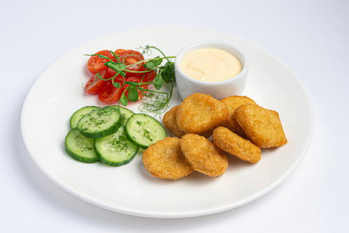 Куриные наггетсы с овощами и сырным соусом