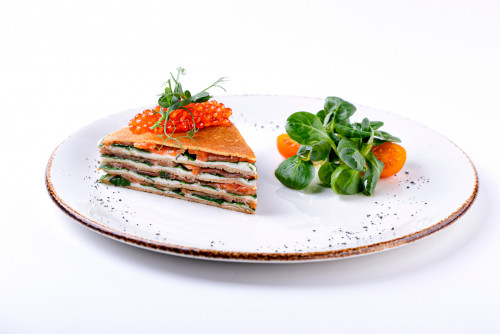 Блинный торт с лососем