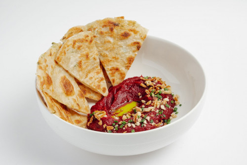 Хумус из свеклы с лепешкой роти парата