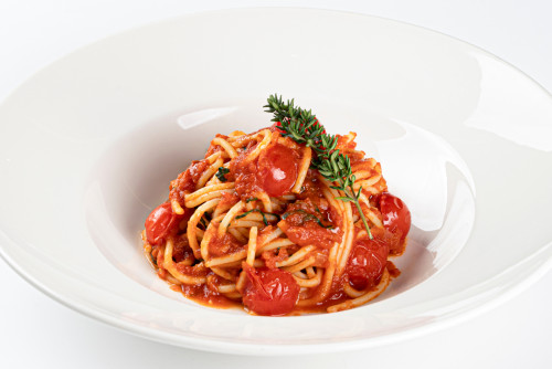 Спагетти в легком томатном соусе с базиликом