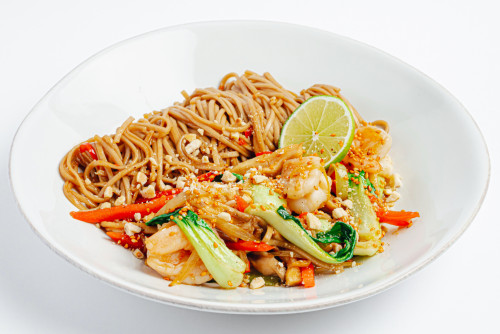 Гречневая лапша с креветками и вешенками