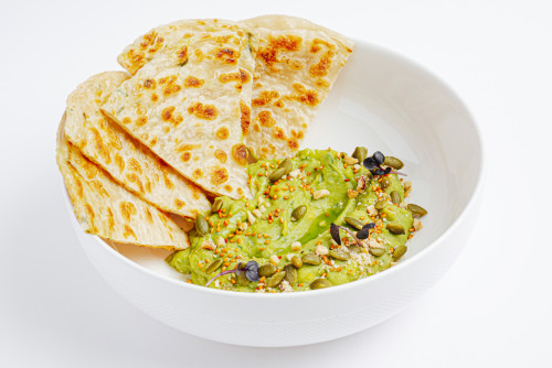 Хумус из авокадо с лепешкой роти парата