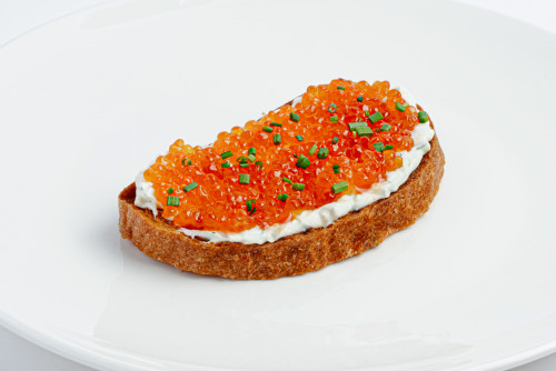 Брускетта с красной икрой
