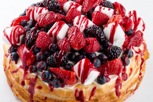 Блинный торт с ягодами и творожным кремом