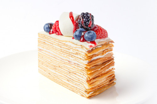 Блинный торт с ягодами и маршмеллоу (порция)